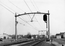 157387 Afbeelding van een lichtsein type 1954 van de N.S. langs de spoorlijn bij Oudenbosch, met betonnen ...